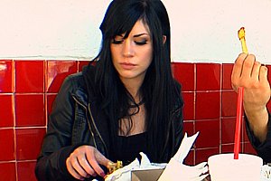 裸体美女虐奴喝尿vk